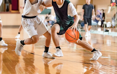 Lamas personalizadas con tu foto 体育館でバスケットボールの試合をする高校生