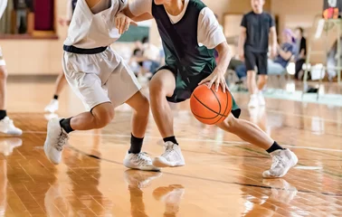 Foto op Plexiglas 体育館でバスケットボールの試合をする高校生 © taka