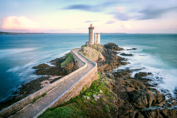 Le phare du Petit Minou dans le Finistère - rade de Brest en Bretagne - obrazy, fototapety, plakaty