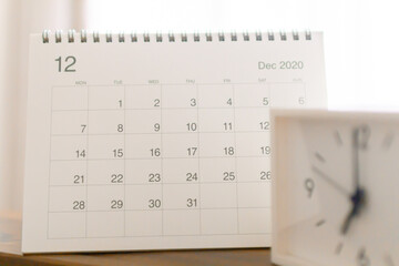 12月のシンプルな卓上カレンダーと時計　カウントダウン
