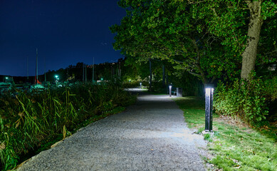 Obraz premium Beach walk at the north side of Gustavsberg harbor on a starry night 