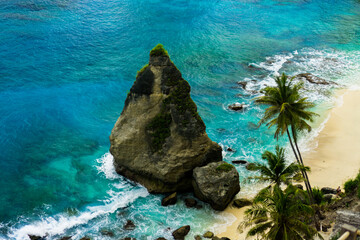 Nusa Penida (Balinese: ᬦᬸᬲᬧᭂᬦᬶᬤ) is an island southeast of Indonesia's island Bali and a district of Klungkung Regency that includes the neighbouring small island of Nusa Lembongan. The Badung Strait 