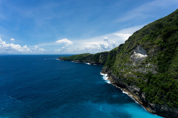 Fototapeta premium Nusa Penida (Balinese: ᬦᬸᬲᬧᭂᬦᬶᬤ) is an island southeast of Indonesia's island Bali and a district of Klungkung Regency that includes the neighbouring small island of Nusa Lembongan. The Badung Strait 