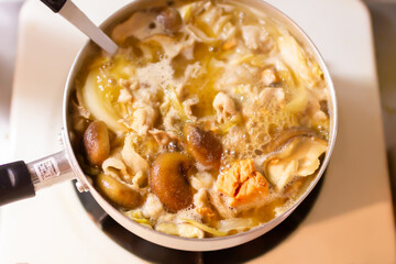 秋食材の旬である鮭としいたけを使った北海道の郷土料理「石狩鍋」