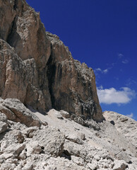 Fototapeta na wymiar stupendo panorama montano roccioso sulle Dolomiti in Italia