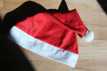 Rot weiße Weihnachts Mütze auf einem Holztisch 