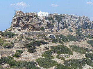 Chiesa bianca nelle rocce nell'Isola di Amorgos nelle Cicladi in Grecia.