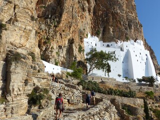 Monastero di Panagia Hozoviotissa nella roccia ad Amorgos nelle isole Cicladi in Grecia.