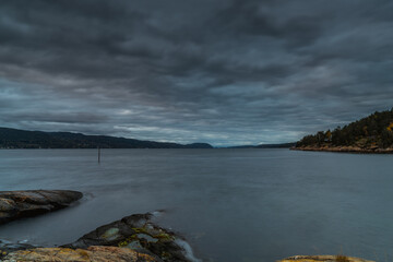 Linia brzegowa w Emmerstad nad Oslofjord w pochmurny dzień
