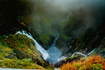 Jeden z najpopularniejszych norweskich wodospadów zwany Vøringfossen (Voringfossen)	 - obrazy, fototapety, plakaty
