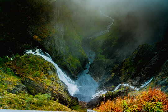 Jeden z najpopularniejszych norweskich wodospad&oacute;w zwany V&oslash;ringfossen (Voringfossen)	