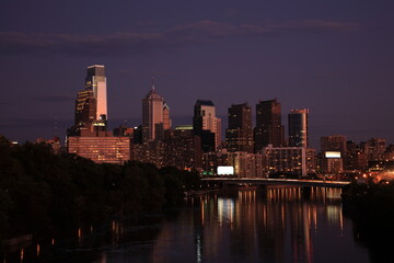 Fototapeta na wymiar View of Philadelphia Skyline over Schuylkill River under sunset in Philadelphia Pennsylvania, USA 