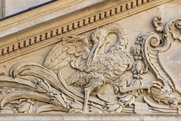 Statue de héron sur façade.