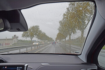 En roulant sous la pluie avec le balai des essuie-glaces.