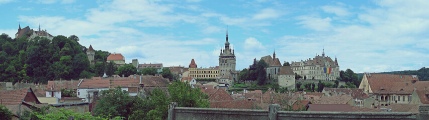 La torre de los hojalateros, la torre del reloj tambi&eacute;n conocida como la torre del consejo, la iglesia del monasterio tambi&eacute;n llamada iglesia del claustro y el ayuntamiento de Sighisoara, en Ruman&iacute;a.