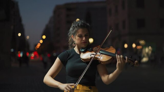 mujer violin calle noche