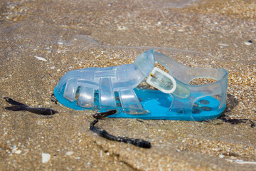 chaussre bleu sur du sable plage