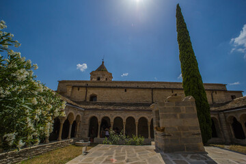 Claustro, ciprés y sol