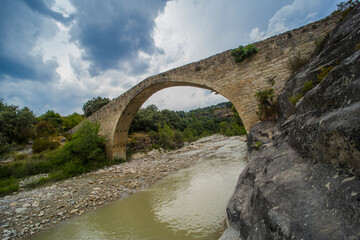 Fototapeta na wymiar Puente sobre río en Aragón