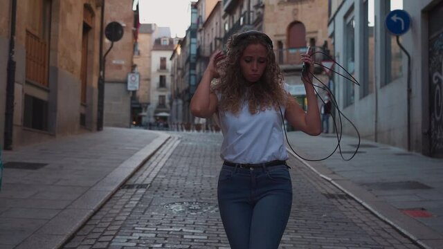 mujer bailando calle feliz