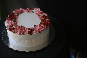 white flower cake