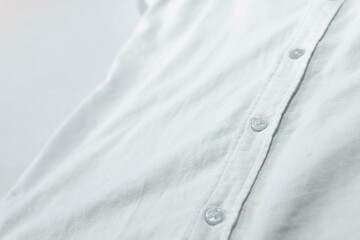 Camisa blanca, vista de cerca, aislada. Moda, elegante