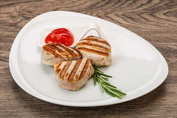 Grilled pork medallion with sauce