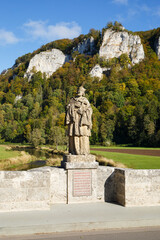 Fototapeta premium Statue des Heiligen Nepomuk auf der Donaubrücke bei Hausen im Tal (Oberes Donautal)
