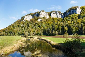 Fototapeta na wymiar Ausblick auf Wagenburg-Felsen bei Hausen i. T. im Oberen Donautal (Gemeinde Beuron)