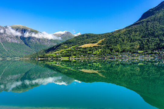 Urlaub in S&uuml;d-Norwegen: Sch&ouml;ne Landschaft mit See Oldevatnet im Oldendalen N&auml;he Olden Briksdalsbre