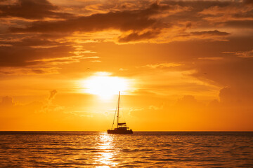 Atardecer nublado en el caribe mexicano