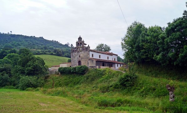 Igreja em uma aldeia perto de Pern&uacute;s no Caminho de Santiago (rota norte) / Espanha