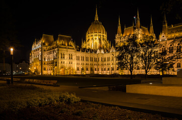 Obraz premium Hungarian parliament building illuminated at night, Budapest, Hungary