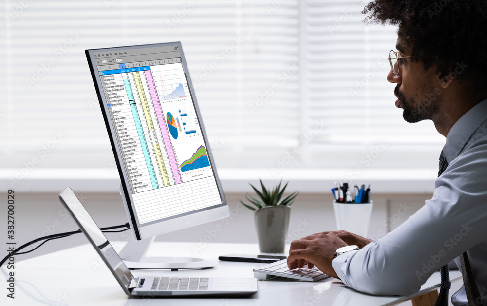 Aufkleber analyst employee working with spreadsheet