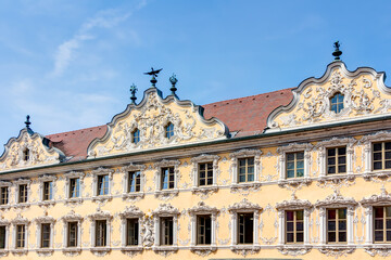 Fototapeta na wymiar Prächtiges Gebäude mit Rokokofassade – Falkenhaus in Würzburg, Oberer Markt
