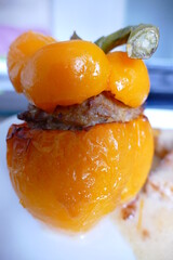 Gefüllte gelbe Paprika mit Hackfleisch