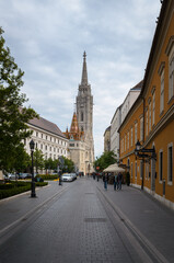 Obraz premium Street in the castle district with St. Matthias church in the background, Budapest, Hungary