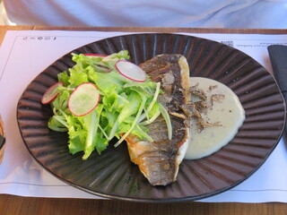 Fischfilet mit Beilagen auf einem Teller