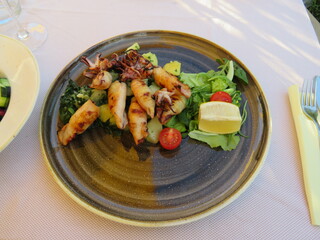 gegrillter Tintenfisch mit Kartoffeln auf einem Teller