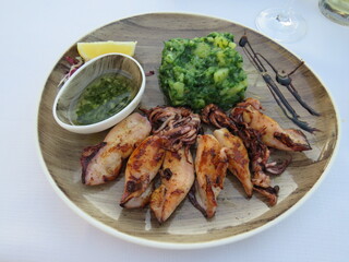 gegrillter Tintenfisch mit Kartoffeln auf einem Teller