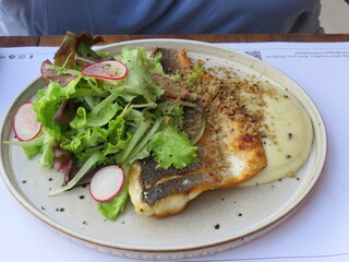 Fischfilet mit Beilagen auf einem Teller