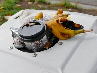 Mülleimer mit Abfall