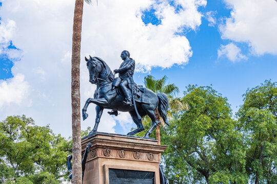 Statue of Gral. Jos&eacute; Mar&iacute;a Morelos y Pav&oacute;n in Morelia