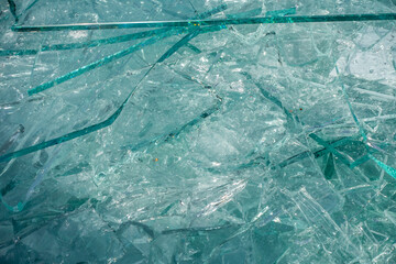 Gesprungenes und gesplittertes Flachglas zur wiederverwertung im Container