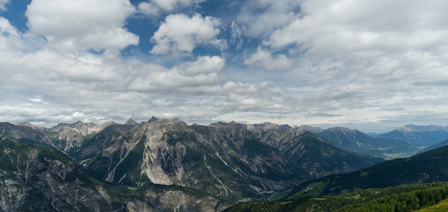 Ausblick vom Venet Gebirge auf das Gipfelpanorama in Österreich