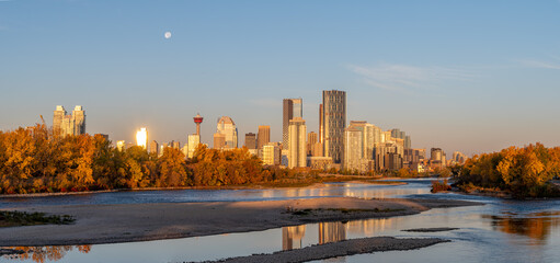 Fototapeta premium Calgary's skyline along the Bow River in autumn.