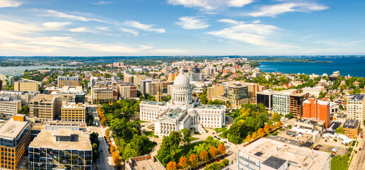 Wisconsin State Capitol and Madison skyline panorama. The Wisconsin State Capitol, houses both chambers of the Wisconsin legislature, Supreme Court and the Office of the Governor. - obrazy, fototapety, plakaty