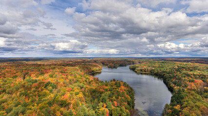 Obraz premium Pretty clouds over Charleston Lake, Ontario