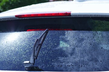 濡れた自動車のリアガラス