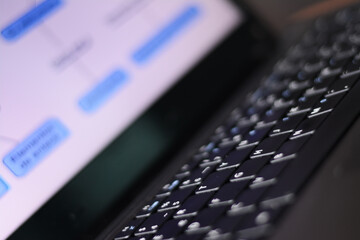 teclado y pantalla de computador portatil. Toma cercana de teclado de laptop, primer plano de...